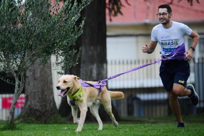  CAXIAS DO SUL, RS, BRASIL, 29/01/2020. Atleta Gabriel Brito e o cachorro Chronos, eles pretendem disputar o Mundial de Canicross (corrida cross country com cães). (Porthus Junior/Agência RBS)Indexador: Porthus Junior                  