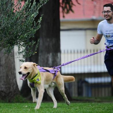  CAXIAS DO SUL, RS, BRASIL, 29/01/2020. Atleta Gabriel Brito e o cachorro Chronos, eles pretendem disputar o Mundial de Canicross (corrida cross country com cães). (Porthus Junior/Agência RBS)Indexador: Porthus Junior                  