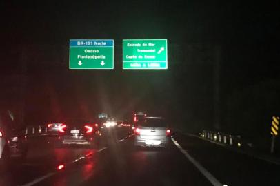 Freeway tem pontos lentos desde. Km8 em Osório e tem asfalto molhado<!-- NICAID(14405345) -->