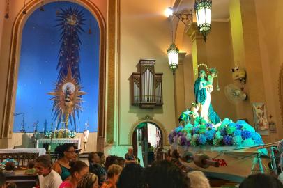 Fiéis lotam a igreja do Rosário, neste sábado (1)