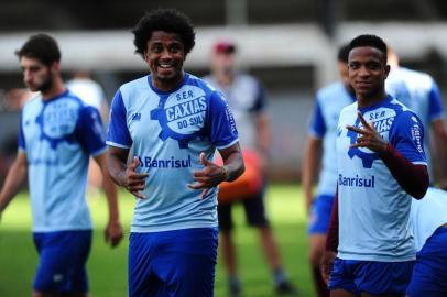  CAXIAS DO SUL, RS, BRASIL, 28/01/2020. Treino do Caxias no CT. O Caxias está disputando o campeonato Gaúcho 2020 (Gauchão 2020). Na foto, atacantes João Paulo (E) e Vinícius Baiano. (Porthus Junior/Agência RBS)