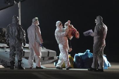  Passageiros desembarcam de um avião turco no aeroporto militar Etimesgut, em Ankara, em 1º de Fevereiro de 2020. Eles foram repatriados preventivamente da cidade de Wuhan, na China.Passengers grab their luggages as they disembark a Turkish cargo plane at the Etimesgut military Airport in Ankara on February 1, 2020, after being repatriated from the Chinese city of Wuhan, the epicentre of the new coronavirus outbreak. (Photo by Adem ALTAN / AFP)Editoria: HTHLocal: AnkaraIndexador: ADEM ALTANSecao: diseaseFonte: AFPFotógrafo: STF<!-- NICAID(14406769) -->