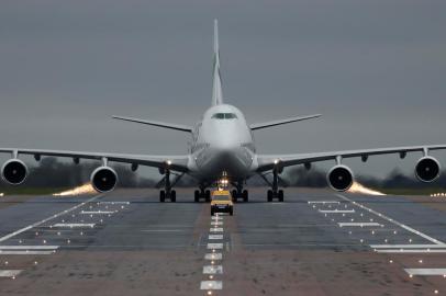  Um avião fretado, carregando cidadãos ingleses que foram evacuados da China, aterrisa em LondresA chartered passenger jet carrying evacuated citizens from China taxis on the runway after landing at the Royal Air Force station RAF Brize Norton in Carterton, west of London, on January 31, 2020. - A plane chartered by Britain to evacuate its citizens and other foreign nationals carrying 110 people was due to land on January 31, 2020 at RAF Brize Norton. (Photo by Adrian DENNIS / AFP)Editoria: HTHLocal: CartertonIndexador: ADRIAN DENNISSecao: healthcare policyFonte: AFPFotógrafo: STF<!-- NICAID(14406767) -->