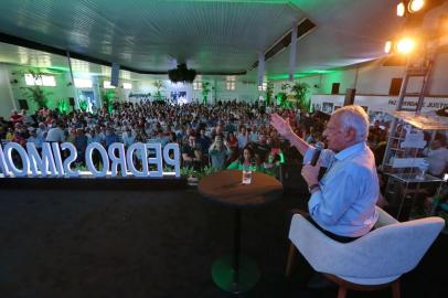  CAPÃO DA CANOA, RS, BRASIL, 01/02/2020- Políticos e amigos se reúnem em Capão da Canoa para comemorar aniversário de 90 anos de Pedro SimonEvento foi marcado por homenagens e lembranças de momentos marcantes da carreira do político. (FOTOGRAFO: LAURO ALVES / AGENCIA RBS)<!-- NICAID(14405614) -->