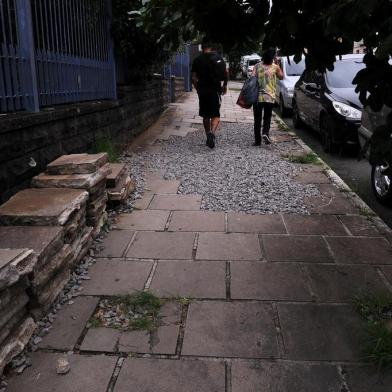  CAXIAS DO SUL, RS, BRASIL, 30/01/2020 - O conserto ou troca de tubulações subterrâeas pode ser a solução para problemas de abastecimento ou escoamento em bairros de Caxias do Sul. A obra aguardada pela comunidade, em alguns casos, acaba gerando outros transtornos após a sua conclusão. É o caso de pelo menos seis pontos da cidade onde obras finalizadas há meses não tiveram calçamento recolocado pela prefeitura. A situação dificulta a trafegabilidade de veículos e pessoas, causando ainda incômodos aos moradores e comerciantes próximos. NA FOTO: Rua Visconde de Pelotas esquina com a Rua São José. (Marcelo Casagrande/Agência RBS)