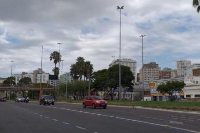  PORTO ALEGRE, 03.02.2020 - Na Capital, a segunda-feira (3) é de tempo firme, com sol entre nuvens.<!-- NICAID(14407261) -->