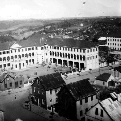 *** Colégio do Carmo-RRigon ***Colégio do Carmo. Na foto, complexo educacional, registrado em 1948. foto pertencente ao ex-aluno Gilberto Marchioro. Seção Memória. Fotógrafo: Geremia