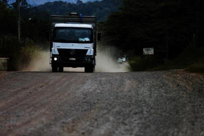  CARAÁ, RS, BRASIL, 10-08-2016: Matéria especial sobre cidades que não possuem acesso asfáltico, apenas longos trechos de estrada de chão batido. Na foto, a estrada para Caraá, que começou a ter obras de asfaltamento, mas as mesmas foram abandonadas (FOTO FÉLIX ZUCCO/AGÊNCIA RBS, Editoria SuaVida).<!-- NICAID(12371347) -->