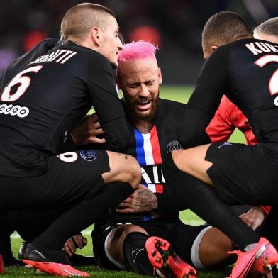  Paris Saint-Germains Brazilian forward Neymar (C) receives medical assistance during the French L1 football match between Paris Saint-Germain (PSG) and Montpellier Herault SC at the Parc des Princes stadium in Paris, on February 1, 2020. (Photo by FRANCK FIFE / AFP)Editoria: SPOLocal: ParisIndexador: FRANCK FIFESecao: soccerFonte: AFPFotógrafo: STF<!-- NICAID(14407563) -->