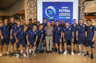 Clovis Tramontina com os jogadores da seleção brasileira de Futsal, na T Store, em Carlos Barbosa.