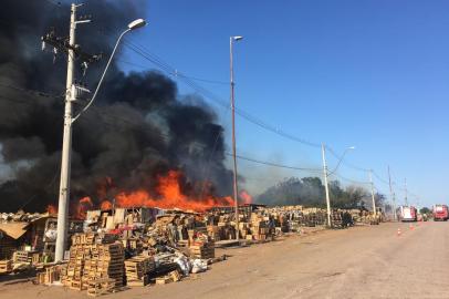 Incêndio em frente à Ceasa