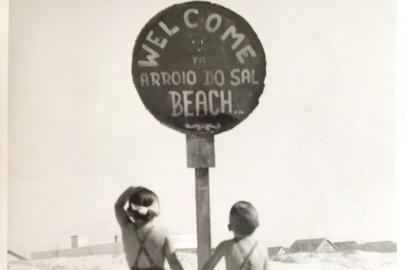   Fevereiro de 1954 na praia de Arrooio do Sal. Os irmãos Maria Teresa e Ricardo diante da placa confeccionada para dar vboas vindas a quem chegava pela areia a praia de Arrio do Sal.<!-- NICAID(14407523) -->