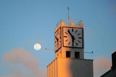  CAXIAS DO SUL, RS, BRASIL, 13/08/2019. Lua é vista acima do prédio da antiga Metalúrgica Abramo Eberlo, entre o relógio e a réplica da primeira casinha de madeira, que deu origem ao império. (Porthus Junior/Agência RBS)<!-- NICAID(14205781) -->