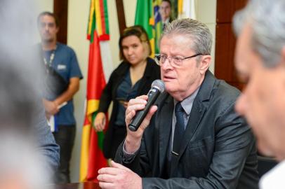 Posse dos novos secretários da prefeitura de Caxias do Sul. Na foto, prefeito Flavio Cassina.