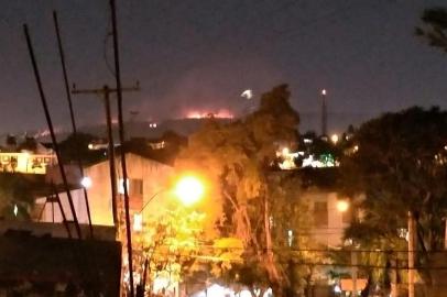 Bombeiros combatem incêndio em vegetação no Morro Santana, em Porto Alegre.<!-- NICAID(14408005) -->