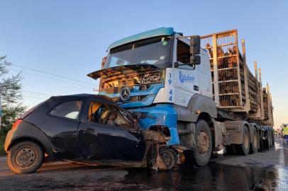 ELDORADO DO SUL, 04/02/2020, Motorista morre ao bater contra caminhão com toras de madeira na BR-290, em Eldorado do Sul<!-- NICAID(14408031) -->