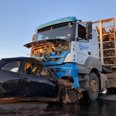 ELDORADO DO SUL, 04/02/2020, Motorista morre ao bater contra caminhão com toras de madeira na BR-290, em Eldorado do Sul<!-- NICAID(14408031) -->