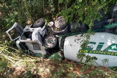 Um motorista ficou ferido depois de capotar um caminhão de concreto na segunda-feira (3) em Bom Princípio. O acidente ocorreu por volta das 13h30min na Rua Rui Fernando Steffen, no bairro Recanto Verde.