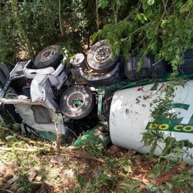 Um motorista ficou ferido depois de capotar um caminhão de concreto na segunda-feira (3) em Bom Princípio. O acidente ocorreu por volta das 13h30min na Rua Rui Fernando Steffen, no bairro Recanto Verde.