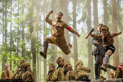 Taika Waititi como Hitler e Roman Griffin Davis como Jojo na comédia Jojo Rabbit.<!-- NICAID(14407885) -->