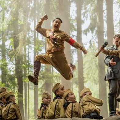 Taika Waititi como Hitler e Roman Griffin Davis como Jojo na comédia Jojo Rabbit.<!-- NICAID(14407885) -->