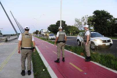  PORTO ALEGRE, RS, BRASIL, 04/02/2020- Homem é morto com tiro na cabeça na orla do Guaíba, em Porto Alegre. (FOTOGRAFO: RONALDO BERNARDI / AGENCIA RBS)<!-- NICAID(14408057) -->