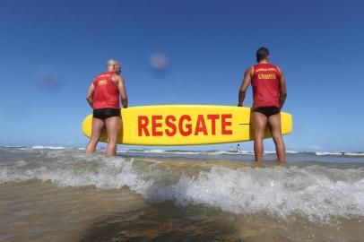 TRAMANDAÍ, RS, BRASIL - 04.02.2020 - Nova prancha de origem australiana usada pelos salva-vidas em Tramandaí. Na imagem: Lucas Bernardes, 28 anos, e Romeu Müller, 38. (Foto: Lauro Alves/Agencia RBS)<!-- NICAID(14407595) -->