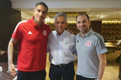 Técnico da seleção chilena, Reinaldo Rueda, visita concentração do Inter e reencontra Paolo Guerrero e Rodrigo Caetano