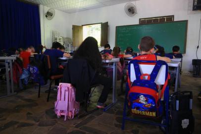  GRAVATAÍ - RS- BR - 18.11.2019Escola Tuiuti, em Gravataí, é completamente interditada. Comunidade escolar teria transferido salas de aula para prédios alternativos durante o feriado.FOTÓGRAFO: TADEU VILANI AGÊNCIA RBS - Editoria/Caderno: Diário Gaúcho<!-- NICAID(14328823) -->