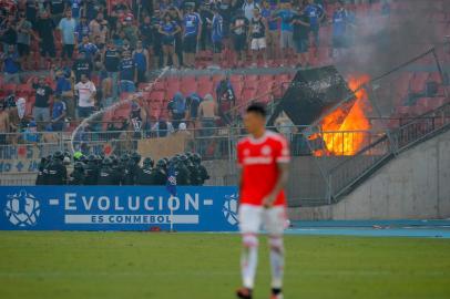  Chile's Universidad de Chile supporters set a fire at the stands during the Copa Libertadores football match against Brazil's Internacional at the National stadium in Santiago, on February 4, 2020. (Photo by JAVIER TORRES / AFP)Editoria: SPOLocal: SantiagoIndexador: JAVIER TORRESSecao: soccerFonte: AFPFotógrafo: STR<!-- NICAID(14408997) -->