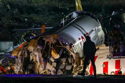 A picture shows   the crash site of a Pegasus Airlines Boeing 737 airplane, after it skidded off the runway upon landing at Sabiha Gokcen airport in Istanbul on February 5, 2020. - The plane carrying 171 passengers from the Aegean port city of Izmir split into three after landing in rough weather. Officials said no-one had lost their lives in the accident, but dozens of people were injured. (Photo by STR / AFP)<!-- NICAID(14409799) -->