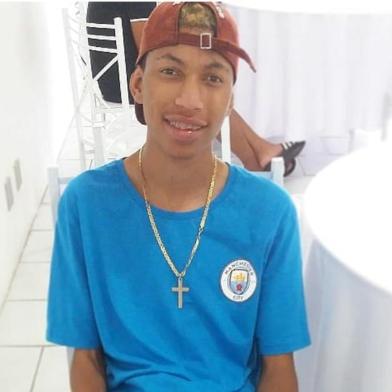 Tiago Guilherme da Silva Rodrigues, 18 anos, foi assassinado a golpes de faca. Boatos apontam para um suposto relacionamento do sobrinho e que o autor do homicídio seria outro pretendente desta menina.