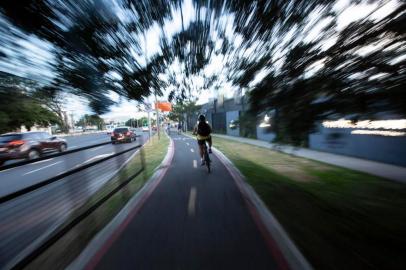  PORTO ALEGRE, RS, BRASIL - 23.12.2019 - Aumento do uso de bicicletas em Porto Alegre. (Foto: Jefferson Botega/Agencia RBS)<!-- NICAID(14368490) -->