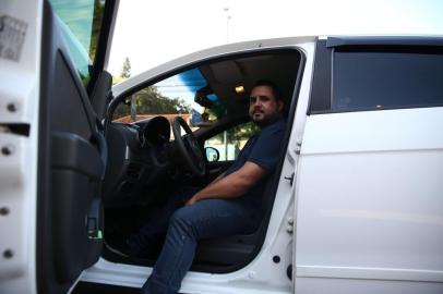  PORTO ALEGRE, RS, BRASIL - 05.02.2020 - William José da Costa, ex-charger que perdeu emprego e virou motorista de uber. (Foto: Jefferson Botega/Agencia RBS)<!-- NICAID(14409944) -->