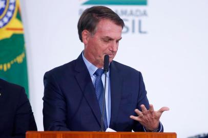  Brazils President Jair Bolsonaro writes on the palm of his hand during a ceremony to mark his 400 days in office at the Planalto palace, in Brasilia, Brazil, on  February 5, 2020. (Photo by Sergio LIMA / AFP)Editoria: POLLocal: BrasíliaIndexador: SERGIO LIMASecao: governmentFonte: AFPFotógrafo: STR<!-- NICAID(14410123) -->