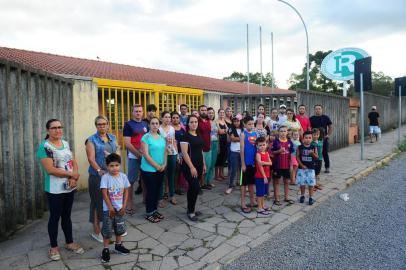  CAXIAS DO SUL, RS, BRASIL, 05/02/2020. Grupo de pais e mães de estudantes do bairro Desvio Rizzo, reclamam da falta de vagas em escolas municipais do bairro. (Porthus Junior/Agência RBS)