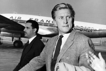 US-CINEMA-DOUGLASUS actor Kirk Douglas arrives at Orly airport, south of Paris, in 1957. AFP  PHOTO (Photo by - / AFP)Editoria: ACELocal: OrlyIndexador: -Secao: cinemaFonte: AFPFotógrafo: STR<!-- NICAID(14410244) -->