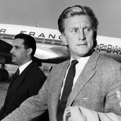 US-CINEMA-DOUGLASUS actor Kirk Douglas arrives at Orly airport, south of Paris, in 1957. AFP  PHOTO (Photo by - / AFP)Editoria: ACELocal: OrlyIndexador: -Secao: cinemaFonte: AFPFotógrafo: STR<!-- NICAID(14410244) -->