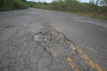  SANTA CRUZ DO SUL, RS, BRASIL, 28-10-2015 : Reportagem especial sobre os patrimônios do DAER. Na foto: funcionários do DAER realizam obras de reparo na esburacada RS-377, no km 28. (Foto: TADEU VILANI/Agência RBS, Editoria Notícias)<!-- NICAID(11784909) -->