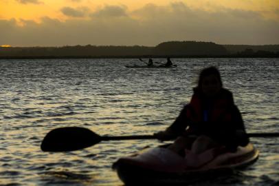  TRAMANDAÍ,  RS, BRASIL, 01/01/2013- Expediçao ao por do sol - passeio que leva turistas e esportistas do arroio Camarão à Lagoa das Custódias. (Foto: Marco Favero / Agencia RBS)Indexador: jeff botega<!-- NICAID(14410685) -->