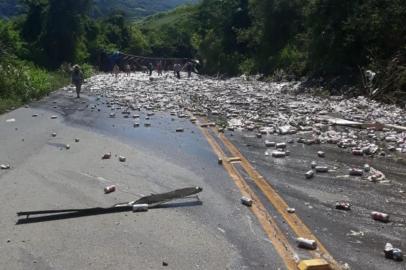 Caminhão tombou na ERS-431, em Faria Lemos, interior de Bento, e perdeu toda a carga de cerveja. Algumas latas foram saqueadas por quem passava pelo local.