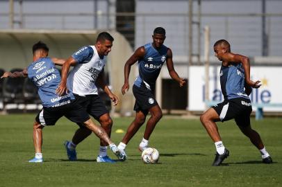  PORTO ALEGRE, RS, BRASIL - 06.02.2020 - Treino do Grêmio no CT Presidente Luiz Carvalho. Na imagem: Diego Souza, Luis Orejuela, David Braz e Ferreira. (Foto: Félix Zucco/Agencia RBS)<!-- NICAID(14411260) -->