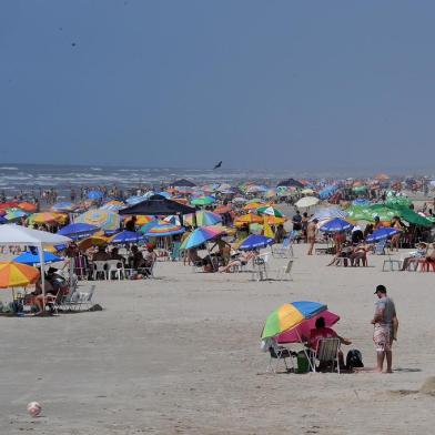  ARROIO DO SAL, RS, BRASIL, 02/02/2020 - Movimento de veranistas em Arroio do Sal é bom. Comerciantes afirmam que entre Natal e Reveillon o movimento aumentou em relação a 2019. (Marcelo Casagrande/Agência RBS)