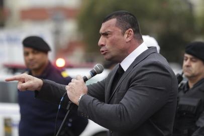 PORTO ALEGRE, RS, BRASIL, 23-08-2019: Secretário de Segurança de Porto Alegre, Rafão Oliveira (PTB), durante ato simbólico de destruição de produtos piratas apreendidos pela Secretaria Municipal de Desenvolvimento Econômico (SMDE) no Largo Zumbi dos Palmares. Entre relógios, óculos e CDs, pelo menos 60 mil itens falsificados foram esmagados por um rolo compactador, segundo a secretaria. (Foto: Mateus Bruxel/ Agência RBS)<!-- NICAID(14218710) -->