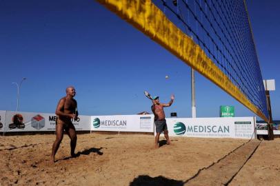  TORRES, 01/02/2020 - A Praia da Cal, em Torres, se tornou referência quando o assunto é beach tennis. O tênis na areia, segundo praticantes, está sendo considerado o esporte do verão e ganhou a adesão de muitos caxienses que moram ou veraneiam no Litoral Norte. NA FOTO: Marcos Vinicios Rosa de Matos, 43 anos, policial militar, idealizador da quadra pública (a esquerda) e Zoelino da Fontoura Cardoso, 74 anos, dentista aposentado e um dos precursores do beach tennis em Torres. (Marcelo Casagrande/Agência RBS)