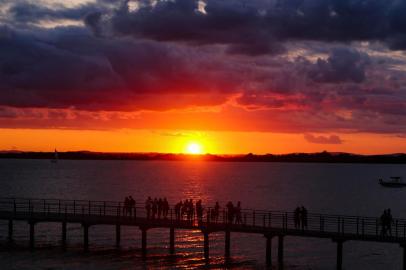  PORTO ALEGRE, RS, BRASIL - 07/01/2020Por do sol na Orla do Guaíba foi diferente hoje devido à presença de fumaça vinda das queimadas da Austrália<!-- NICAID(14380105) -->