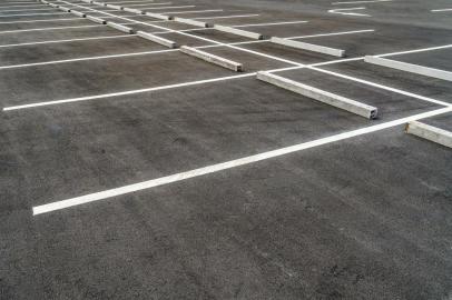  Estacionamento. vagas para carros. asfalto . concreto  Foto: dul_ny /stock.adobe.com Fonte: 303351495