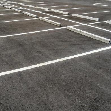  Estacionamento. vagas para carros. asfalto . concreto  Foto: dul_ny /stock.adobe.com Fonte: 303351495