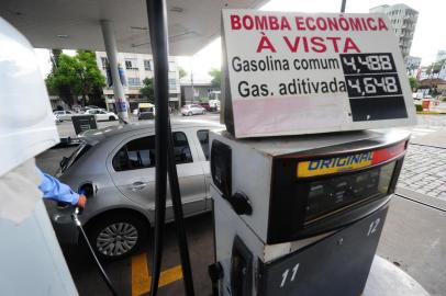  CAXIAS DO SUL, RS, BRASIL, 06/02/2020. Levantamento do preço da gasolina nos postos de combustíveis de Caxias do Sul. Na foto, posto Tirlo, na BR 116 esquina com rua Luiz Michielon, bairro Nossa Senhora de Lourdes. (Porthus Junior/Agência RBS)