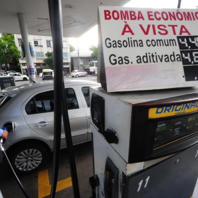  CAXIAS DO SUL, RS, BRASIL, 06/02/2020. Levantamento do preço da gasolina nos postos de combustíveis de Caxias do Sul. Na foto, posto Tirlo, na BR 116 esquina com rua Luiz Michielon, bairro Nossa Senhora de Lourdes. (Porthus Junior/Agência RBS)